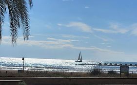 Nice Beachside 2-Bd Apt Near Barcelona
