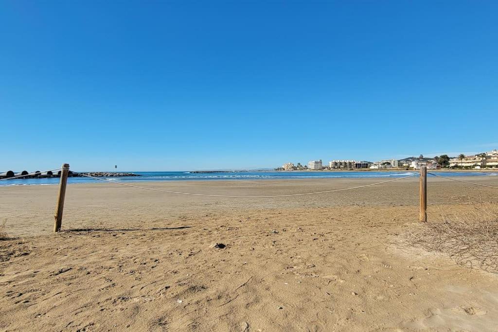 Nice Beachside 2-Bd Apt Near Barcelona Cunit Exterior foto